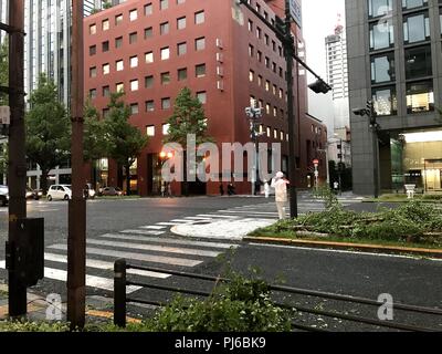 Stadt Osaka, Japan. 4. Sep 2018. Einen allgemeinen Blick auf eine Straße in Osaka nach dem Taifun Jebi vergangen. Quelle: LBA/Alamy leben Nachrichten Stockfoto