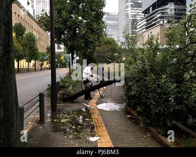 Stadt Osaka, Japan. 4. Sep 2018. Einen allgemeinen Blick auf eine Straße in Osaka nach dem Taifun Jebi vergangen. Quelle: LBA/Alamy leben Nachrichten Stockfoto