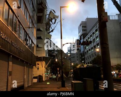 Stadt Osaka, Japan. 4. Sep 2018. Einen allgemeinen Blick auf eine Straße in Osaka nach dem Taifun Jebi vergangen. Quelle: LBA/Alamy leben Nachrichten Stockfoto