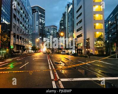 Stadt Osaka, Japan. 4. Sep 2018. Einen allgemeinen Blick auf eine Straße in Osaka nach dem Taifun Jebi vergangen. Quelle: LBA/Alamy leben Nachrichten Stockfoto