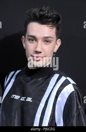 Los Angeles, Kalifornien, USA. 4. September 2018. Einflussnehmer James Charles besucht eine New Line Cinema Präsentation, eine atomare Monster/Safran Unternehmen Produktion, die Weltpremiere von "Die Nonne" ab dem 4. September 2018 TCL Chinese Theatre in Los Angeles, Kalifornien. Foto von Barry King/Alamy leben Nachrichten Stockfoto