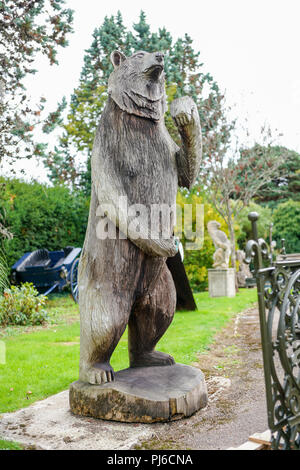 Stane Street, Billingshurst. 04. September 2018. Eine Reihe von sehr seltene Artefakte für Verkauf im Sommer statt Auktionen in Billingshurst, West Sussex. Die Artefakte sind Teil der 'Garten Naturgeschichte und Tribal Art" Ausstellung. Anzeigen der Artefakte wird am 22. und 24. September zwischen 10.00 Uhr und 16.00 Uhr mit der Auktion ab 1:00 Uhr am 25. September. Eine ungewöhnlich große Eichenholz geschnitzte Bär aus der Mitte des 20. Jahrhunderts voraussichtlich zwischen £ 3000-5000 zu holen. Credit: James Jagger/Alamy leben Nachrichten Stockfoto