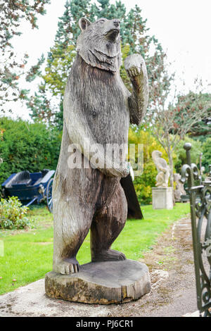 Stane Street, Billingshurst. 04. September 2018. Eine Reihe von sehr seltene Artefakte für Verkauf im Sommer statt Auktionen in Billingshurst, West Sussex. Die Artefakte sind Teil der 'Garten Naturgeschichte und Tribal Art" Ausstellung. Anzeigen der Artefakte wird am 22. und 24. September zwischen 10.00 Uhr und 16.00 Uhr mit der Auktion ab 1:00 Uhr am 25. September. Eine ungewöhnlich große Eichenholz geschnitzte Bär aus der Mitte des 20. Jahrhunderts voraussichtlich zwischen £ 3000-5000 zu holen. Credit: James Jagger/Alamy leben Nachrichten Stockfoto