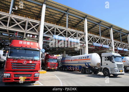 Nantong, Nantong, China. 5. Sep 2018. Nantong, China - Die LNG (Liquefied Natural Gas) Terminal in Rudong County, Nantong, der ostchinesischen Provinz Jiangsu. die Statistik zeigte, dass die LNG-Terminal in Rudong entladen 20,8 Millionen Tonnen verflüssigtes Erdgas hatte von 248 Schiffen von 22 Ländern. Credit: SIPA Asien/ZUMA Draht/Alamy leben Nachrichten Stockfoto
