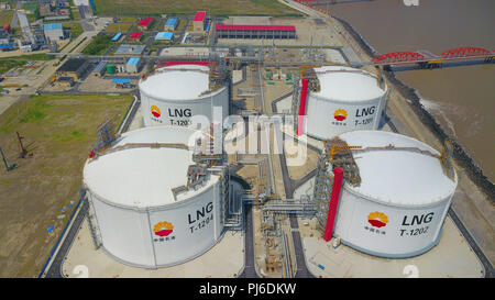 Nantong, Nantong, China. 5. Sep 2018. Nantong, China - Die LNG (Liquefied Natural Gas) Terminal in Rudong County, Nantong, der ostchinesischen Provinz Jiangsu. die Statistik zeigte, dass die LNG-Terminal in Rudong entladen 20,8 Millionen Tonnen verflüssigtes Erdgas hatte von 248 Schiffen von 22 Ländern. Credit: SIPA Asien/ZUMA Draht/Alamy leben Nachrichten Stockfoto