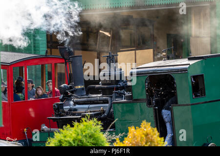 Noth Snowdonia Wales 4.September 2018: Radfahrer auf den offenen Straßen, Besucher genießen Sie eine fünf Kilometer lange Rückreise auf dem 1845Schiefer Bahnstrecke entlang der Ufer des Sees Padarn am Herzen von Snowdonia. Clifford Norton Alamy Leben Nachrichten. Stockfoto
