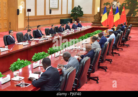 Peking, China. 5. Sep 2018. Der chinesische Präsident Xi Jinping erfüllt mit der tschadische Präsident Idriss Déby Itno in der Großen Halle des Volkes in Peking, der Hauptstadt von China, Sept. 5, 2018. Credit: Li Tao/Xinhua/Alamy leben Nachrichten Stockfoto