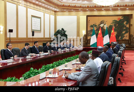 Peking, China. 5. Sep 2018. Der chinesische Präsident Xi Jinping trifft sich mit nigerianischen Präsidenten Muhammadu Buhari in der Großen Halle des Volkes in Peking, der Hauptstadt von China, Sept. 5, 2018. Credit: Ding Lin/Xinhua/Alamy leben Nachrichten Stockfoto