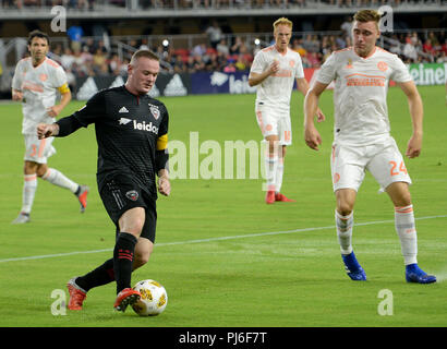 September 2, 2018 - Washington, DC, USA - 20180902 - D.C. United, Wayne Rooney (9) funktioniert die Kugel gegen Atlanta United FC Mittelfeldspieler JULIAN GRESSEL (24) in der ersten Hälfte bei Audi Feld in Washington. (Bild: © Chuck Myers/ZUMA Draht) Stockfoto