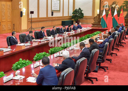 Peking, China. 5. Sep 2018. Der chinesische Präsident Xi Jinping erfüllt mit dem madagassischen Präsidenten Hery Rajaonarimampianina in der Großen Halle des Volkes in Peking, der Hauptstadt von China, Sept. 5, 2018. Credit: Li Tao/Xinhua/Alamy leben Nachrichten Stockfoto