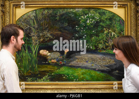 London, Großbritannien. 5. September 2018. Mitarbeiter anzeigen 'Ophelia', 1851-52, von John Everett Millais, in der Tate Britain, der Einführung von einem neuen großen Ausstellung in der National Gallery von Australien (NGA) im Dezember 2018. Über vierzig Pre-Raphaelite Arbeiten werden von Tate zu NGA, die noch nie in Australien bis jetzt gezeigt wurden ausgeliehen werden, einschließlich der "Ophelia", 1851-52, von John Everett Millais und "Die Dame von shalott", 1888, von John William Waterhouse. Credit: Stephen Chung/Alamy leben Nachrichten Stockfoto