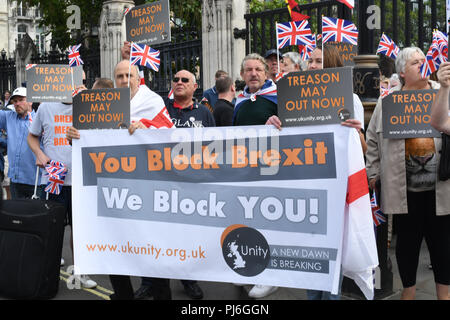 Westminster, London, Großbritannien. 5. September 2018. Pro-Brexit holding Plakat zu blockieren Parlament & die Brexit Verrat! März in Westminster, London, Großbritannien. 5. September 2018. Bild Capital/Alamy leben Nachrichten Stockfoto