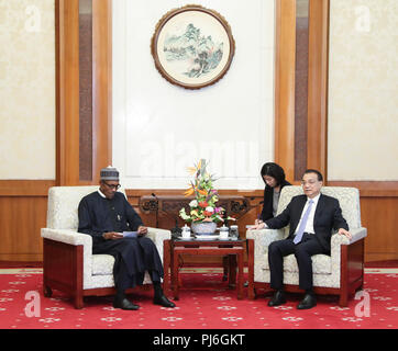 Peking, China. 5. Sep 2018. Chinesische Ministerpräsident Li Keqiang (R, vorne) trifft sich mit nigerianischen Präsidenten Muhammadu Buhari in Peking, der Hauptstadt von China, Sept. 5, 2018. Credit: Pang Xinglei/Xinhua/Alamy leben Nachrichten Stockfoto