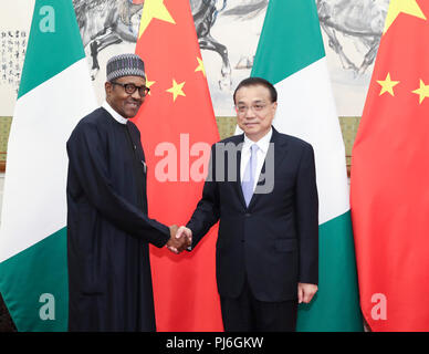 Peking, China. 5. Sep 2018. Chinesische Ministerpräsident Li Keqiang (R) trifft sich mit nigerianischen Präsidenten Muhammadu Buhari in Peking, der Hauptstadt von China, Sept. 5, 2018. Credit: Pang Xinglei/Xinhua/Alamy leben Nachrichten Stockfoto