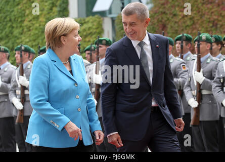 05.09.2018, Berlin: Bundeskanzlerin Angela Merkel von der Christlich Demokratischen Union (CDU) begrüßt den tschechischen Premierminister Andrej Babis mit militärischen Ehren vor dem Bundeskanzleramt. Foto: Wolfgang Kumm/dpa Stockfoto