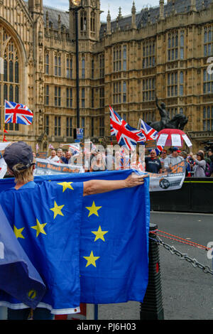 London, Großbritannien. 5. September 2018. Pro und Anti Brexit demonstranten Gesicht weg außerhalb des Parlaments Credit: Alex Cavendish/Alamy leben Nachrichten Stockfoto