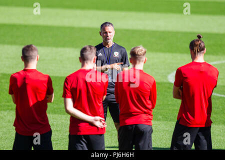 Cardiff, Wales, UK. 5. September 2018. Team Manager Ryan Giggs Adressen seiner Spieler einschließlich Gareth Bale (ganz rechts) duringWales national team Training in Cardiff City Stadium vor der UEFA Nationen Liga Match gegen Irland. Credit: Mark Hawkins/Alamy leben Nachrichten Stockfoto