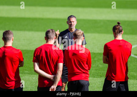 Cardiff, Wales, UK. 5. September 2018. Team Manager Ryan Giggs Adressen seiner Spieler einschließlich Gareth Bale (ganz rechts) duringWales national team Training in Cardiff City Stadium vor der UEFA Nationen Liga Match gegen Irland. Credit: Mark Hawkins/Alamy leben Nachrichten Stockfoto