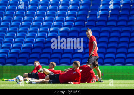 Cardiff, Wales, UK. 5. September 2018. Gareth Bale (stehend) erstreckt sich mit Teamkollegen in Wales National Team Training in Cardiff City Stadium vor der UEFA Nationen Liga Match gegen Irland. Credit: Mark Hawkins/Alamy leben Nachrichten Stockfoto