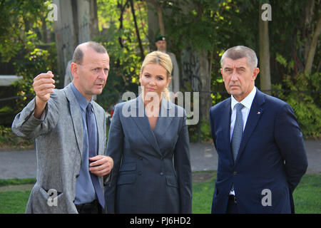 Berlin, Deutschland. 05 Sep, 2018. Der tschechische Premierminister Andrej Babis (rechts) mit seiner Frau Monika Babisova (Mitte) ein Museum der Berliner Mauer, in Berlin, Deutschland, am 5. September 2018, während seines ersten offiziellen PM Besuch in Deutschland besuchen. Auf der linken Seite ist Axel Klausmeier, Direktor des Museums gesehen. Quelle: Martin Weiser/CTK Photo/Alamy leben Nachrichten Stockfoto