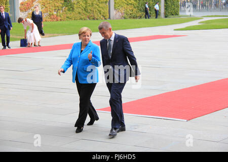 Berlin, Deutschland. 05 Sep, 2018. Die deutsche Bundeskanzlerin Angela Merkel (links) begrüßt der tschechische Premierminister Andrej Babis mit militärischen Ehren bei seinem Besuch in Berlin, Deutschland, am 5. September 2018. Quelle: Martin Weiser/CTK Photo/Alamy leben Nachrichten Stockfoto