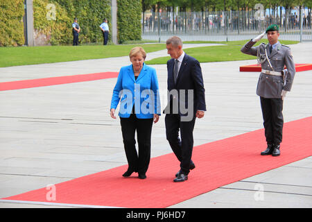 Berlin, Deutschland. 05 Sep, 2018. Die deutsche Bundeskanzlerin Angela Merkel (links) begrüßt der tschechische Premierminister Andrej Babis mit militärischen Ehren bei seinem Besuch in Berlin, Deutschland, am 5. September 2018. Quelle: Martin Weiser/CTK Photo/Alamy leben Nachrichten Stockfoto