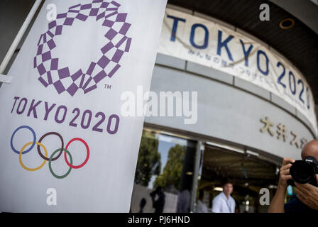 Tokio, Japan. 05 Sep, 2018. 05.09.2018, Tokyo, Japan: Das Logo für die Olympischen Sommerspiele 2020 in Tokio im Seaside Park Hockey Stadion. Fast zwei Jahre vor der nächsten Spiele, die Veranstalter präsentierten den Stand der Vorbereitungen für die Übereinstimmungen mit der internationalen Medien. Die ultra-modernen Tokyo Bay Zone wird der Mittelpunkt der Sommerspiele. Medaillen werden in 33 Sportarten vergeben, plus Baseball/Softball, Karate, Skateboard, Sport Klettern und Surfen. Quelle: Michael Kappeler/dpa/Alamy leben Nachrichten Stockfoto