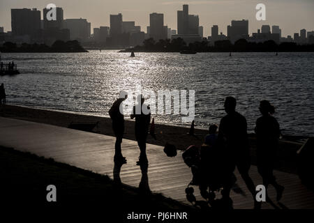 Tokio, Japan. 05 Sep, 2018. 05.09.2018, Tokyo, Japan: Passanten genießen Sie den Blick auf die Skyline von Tokio in der Bucht Zone, wo zahlreiche Wettbewerbe bei den Olympischen Sommerspielen 2020 in Tokio statt. Fast zwei Jahre vor der nächsten Spiele, die Veranstalter präsentierten den Stand der Vorbereitungen für die Übereinstimmungen mit der internationalen Medien. Die ultra-modernen Tokyo Bay Zone wird der Mittelpunkt der Sommerspiele. Medaillen werden in 33 Sportarten vergeben, plus Baseball/Softball, Karate, Skateboard, Sport Klettern und Surfen. Quelle: Michael Kappeler/dpa/Alamy leben Nachrichten Stockfoto