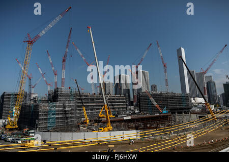 Tokio, Japan. 05 Sep, 2018. 05.09.2018, Tokyo, Japan: Kräne stehen auf der Baustelle der Olympischen Dorf Dorf der Athleten für die Olympischen Spiele in Tokio 2020. 2 Jahre vor der nächsten Spiele, die Veranstalter präsentierten den Stand der Vorbereitungen für die Spiele der internationalen Medien. Die ultra-modernen Tokyo Bay Zone wird der Mittelpunkt der Sommerspiele. Medaillen werden in 33 Sportarten vergeben, plus Baseball/Softball, Karate, Skateboard, Sport Klettern und Surfen. Quelle: Michael Kappeler/dpa/Alamy leben Nachrichten Stockfoto