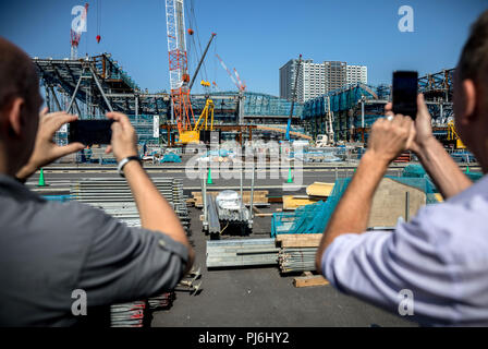 Tokio, Japan. 05 Sep, 2018. 05.09.2018, Tokyo, Japan: Reporter die Bilder von der Baustelle der 'Olympic Gymnastic Center" für Gymnastik bei den Olympischen Sommerspielen 2020 in Tokio. 2 Jahre vor der nächsten Spiele, die Veranstalter präsentierten den Stand der Vorbereitungen für die Spiele der internationalen Medien. Die ultra-modernen Tokyo Bay Zone wird der Mittelpunkt der Sommerspiele. Medaillen werden in 33 Sportarten vergeben, plus Baseball/Softball, Karate, Skateboard, Sport Klettern und Surfen. Quelle: Michael Kappeler/dpa/Alamy leben Nachrichten Stockfoto