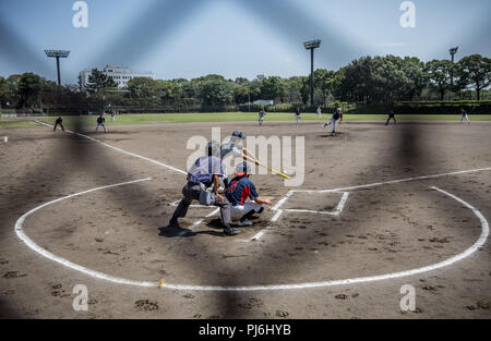 Tokio, Japan. 05 Sep, 2018. 05.09.2018, Tokyo, Japan: Baseball Spieler trainieren auf einem Trainingsplatz. Baseball Medaillen werden an den Olympischen Spielen in Tokio 2020 ausgezeichnet. Fast zwei Jahre vor der nächsten Spiele, die Veranstalter präsentierten den Stand der Vorbereitungen für die Übereinstimmungen mit der internationalen Medien. Die ultra-modernen Tokyo Bay Zone wird der Mittelpunkt der Sommerspiele. Medaillen werden in 33 Sportarten vergeben, plus Baseball/Softball, Karate, Skateboard, Sport Klettern und Surfen. Quelle: Michael Kappeler/dpa/Alamy leben Nachrichten Stockfoto