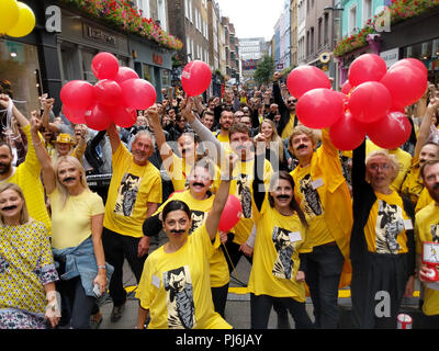 London, Großbritannien. 05 Sep, 2018. 05.09.2018, Großbritannien, London: die Fans mit Angeklebten Schnurrbart erinnern an die späten Queen Sänger Freddie Mercury in der Londoner Carnaby Street. Anlässlich seines 72. Geburtstags, etwa 200 Quecksilber Fans und Schaulustigen auf Carnaby Street versammelt und posierten für eine gute Ursache als Königin der Mann, der sich unter dem Motto "Freddie für einen Tag. (Dpa' Freddie für einen Tag" - Fans feiern Queen Sänger Quecksilber in London" vom 05.09.2018) Credit: Philip Dethlefs/dpa/Alamy leben Nachrichten Stockfoto