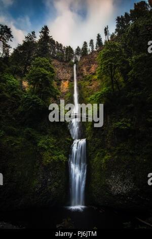 Die massive 611ft Multnomah Falls ist ein Wasserfall in Oregon. Die Größe von ihr den Atem raubt. Stockfoto