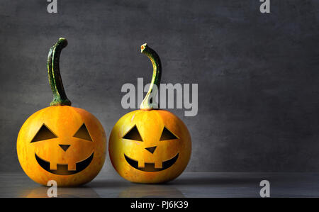 Scary Halloween Kürbisse isoliert auf einem schwarzen Hintergrund. Beängstigend lächelnde Gesichter Trick oder Festlichkeit Stockfoto