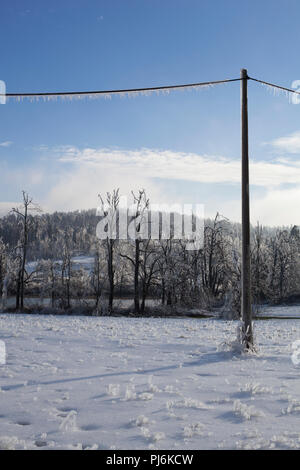 Elektrische Säule gefangen im Eis Stockfoto