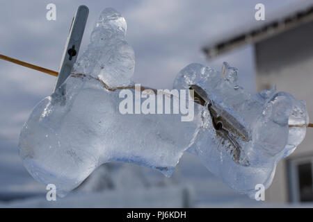 Wäscheklammern in Eis vergessen Stockfoto