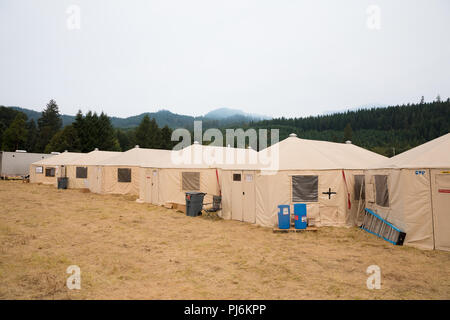 Terwilliger Feuer Lager ODER, USA - 30. August 2018: Brand camp Operationen Grundfläche mit Karten und Jurten als Büros in der Willamette National Forest duri Stockfoto