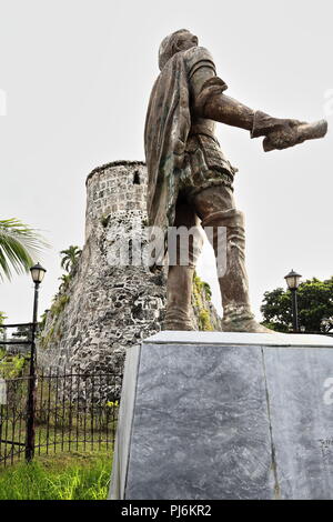 Statue von Miguel López de Legazpi außerhalb des Spanischen unter seinem Kommando gegründet-dreieckigen-Coral, aus Stein gebauten Fuerte-Fort San Pedro mit den heutigen Stockfoto