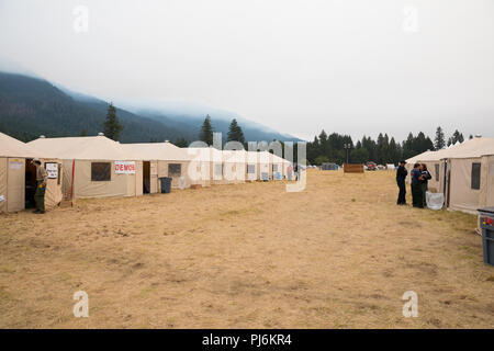 Terwilliger Feuer Lager ODER, USA - 30. August 2018: Brand camp Operationen Grundfläche mit Karten und Jurten als Büros in der Willamette National Forest duri Stockfoto