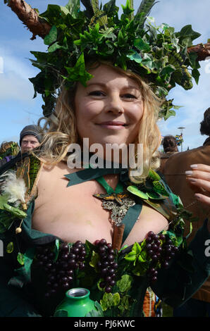 Bunte Leute an Jack im grünen Festival, Hastings, Großbritannien Stockfoto