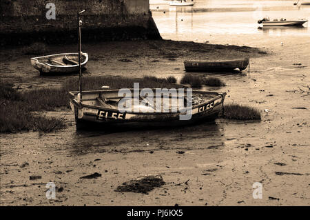 Ruderboote bei Ebbe auf dem River Exe, Devon, durch Schlamm umgeben gefangen, in Erwartung der Rückkehr tide. Stockfoto