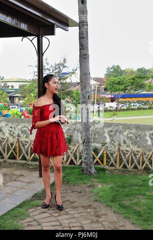 Cebu City, Philippines-October 18, 2016: Philippinische Modell in zeitgenössischer Kleidung gekleidet posiert für Fotoshooting in der dreieckigen Fuerte-Fort - Fuerz Stockfoto