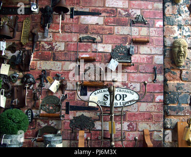 Kleine Shop mit Bric-a-Brac in der Exeter Quay Side/Wasserseite Bereich in Devon, England, am Fluss Exe Stockfoto