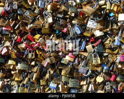 Hunderte von Vorhängeschlössern und Nachrichten an eine Brücke über den Fluss Liffey in Dublin, Irland. Stockfoto