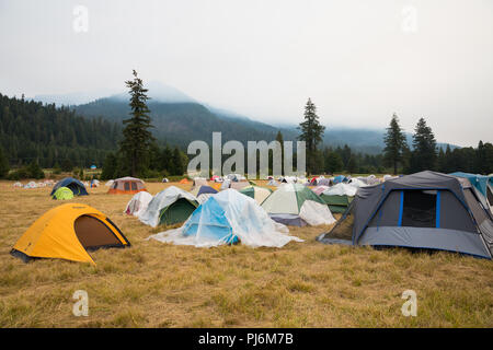 Terwilliger Feuer Lager ODER, USA - 30. August 2018: Zelte Haus Feuerwehrmänner an den Terwilliger Feuer base camp in der Willamette National Forest der Oreg Stockfoto