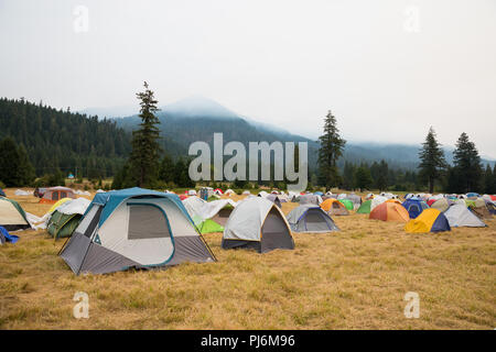 Terwilliger Feuer Lager ODER, USA - 30. August 2018: Zelte Haus Feuerwehrmänner an den Terwilliger Feuer base camp in der Willamette National Forest der Oreg Stockfoto