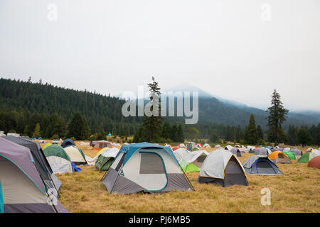 Terwilliger Feuer Lager ODER, USA - 30. August 2018: Zelte Haus Feuerwehrmänner an den Terwilliger Feuer base camp in der Willamette National Forest der Oreg Stockfoto