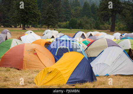 Terwilliger Feuer Lager ODER, USA - 30. August 2018: Zelte Haus Feuerwehrmänner an den Terwilliger Feuer base camp in der Willamette National Forest der Oreg Stockfoto