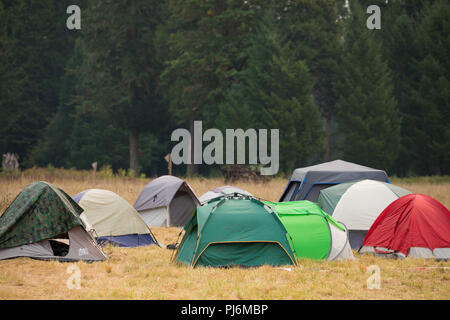 Terwilliger Feuer Lager ODER, USA - 30. August 2018: Zelte Haus Feuerwehrmänner an den Terwilliger Feuer base camp in der Willamette National Forest der Oreg Stockfoto