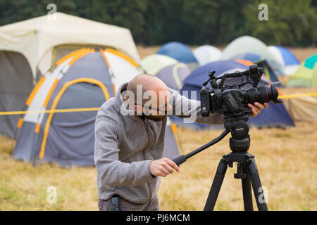 Terwilliger Feuer Lager ODER, USA - 30. August 2018: Keith Testerman von Kernholz Filme mit Hilfe einer Video kamera, das Feuer base camp Film an der Terwilliger zu Stockfoto